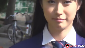 Tomomi Motozawa Memberikan Blowjob Mendalam Kepada Rakan Sekelasnya Dalam Pakaian Seragam Sekolahnya.