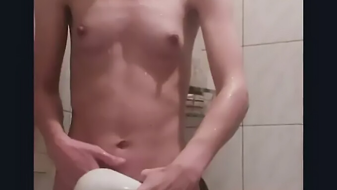 Prazer Solo Sensual Da Esposa Loira De 18 Anos No Chuveiro