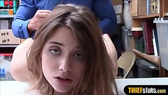 Adolescenta Brunetă Îi Face Tatălui Ei Vitreg O Muie Pentru Libertate Într-Un Videoclip De Amatori