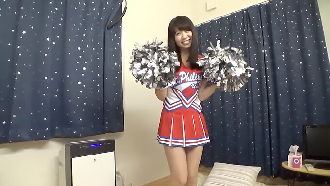 La Sensuale Prima Performance Cinematografica Per Adulti Di Una Cheerleader Asiatica