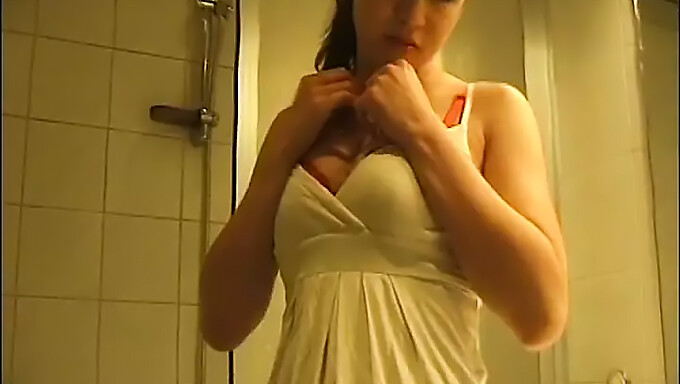 Dominika, Una Chica Checa, Muestra Su Cuerpo Apretado Y Su Coño Afeitado En Un Video Casero