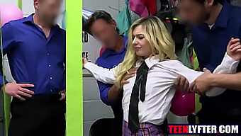 Una Joven Rubia Atrapada Robando Es Follada Por Varios Oficiales De Seguridad. ¡no Te Pierdas Esta Escena Caliente!