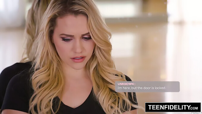 Mia Malkova Quyến Rũ Tống Tiền Chủ Ngân Hàng Với Cái Mông Săn Chắc Của Cô Ấy