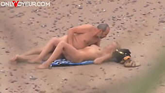 Sexe En Public Sur La Plage: Un Couple Mature Devient Coquin