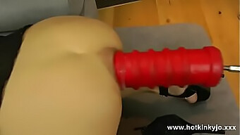 Gioco Anale Con Un Enorme Dildo In Un Video Di Bassa Qualità