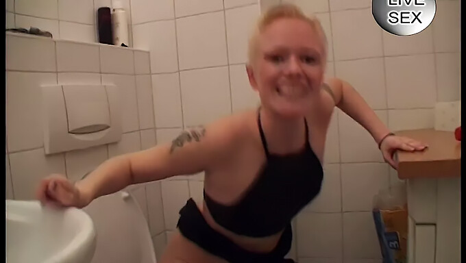 Blond Lesbičky Si Užívají Anál A Kouření