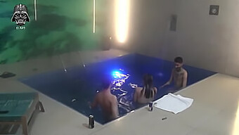 Dupla Experiência: Magrinha E Peituda Em Um Ménage À Trois Kinky Na Piscina