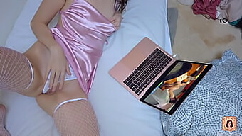 Gadis Muda Mencapai Orgasme Sambil Menonton Film Porno