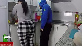 Casal Excitado Se Entrega Ao Prazer Oral Na Cozinha.