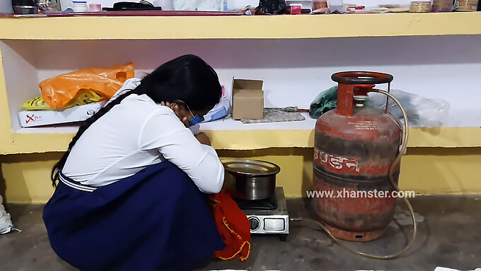 Gadis Kolej Mendapat Cipap Ketatnya Diregangkan Oleh Teman Lelakinya Dari Belakang