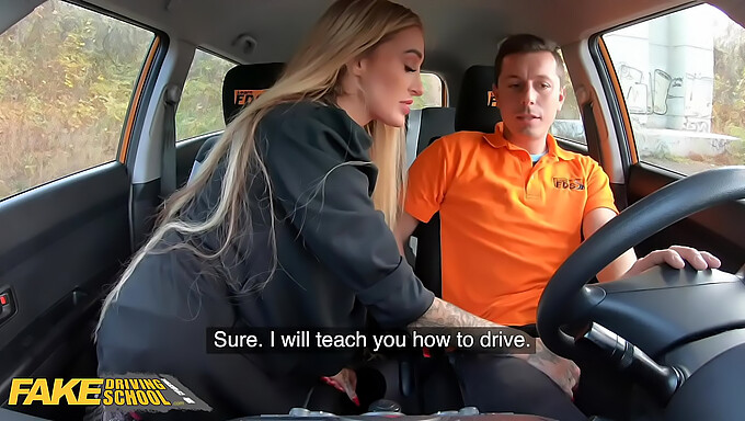 Дејзи Ли Ужива У Оралним Часовима У Fakedrivingschool.