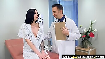 Kunilingus In Položaj 69 V Medicinski Študiji Z Marley Brinx In Keiran Leed