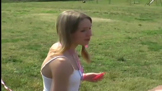 Teen Babe Ukazuje Kalhotky Při Nastavování Venkovního Kite-Flying Sezení