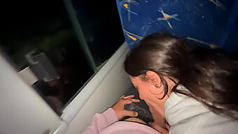 En Fantastisk Kvinna Ägnar Sig Åt Oralsex Med En Slumpmässig Busspassagerare Och Får Sin Klimax