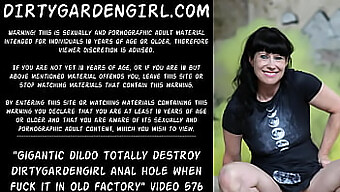 Un Enorme Consolador Estira El Agujero Anal De Dirtygardengirl Durante Una Intensa Sesión De Sexo En Fábrica.