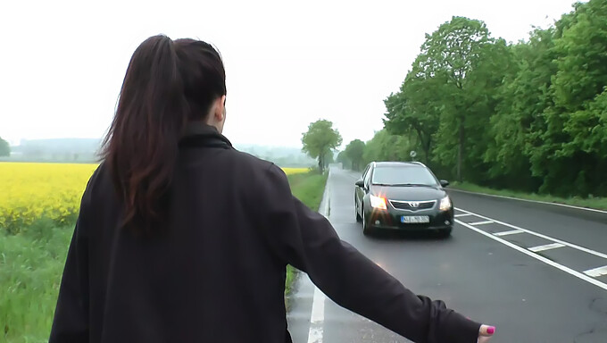 Duitse Chauffeurs Hebben Een Streng Beleid Voor Sexy Meisjes Om Geweer Te Rijden