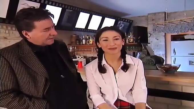 Sibel Kekilli Viser Frem Sin Stramme Fitte I Retroporno.