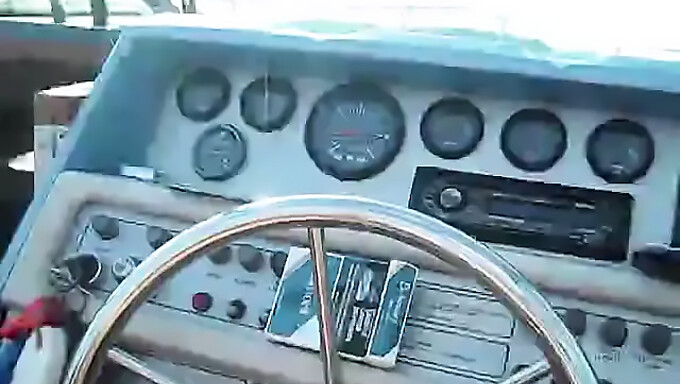 Dikke Vrouwen Zuigen En Neuken Op Een Boot In Een Zelfgemaakte Video