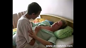 Mujer Mayor Vs Hombre Menor En Sexo Oral Y Vaginal