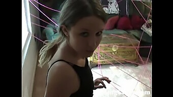 Une Petite Étudiante Se Caresse Avec Un Gode Sur Darlingcams.Com