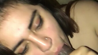 Wanita Latina Memberikan Blowjob Dan Menerima Sperma